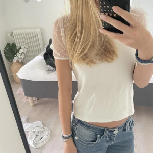 Gullig tröja med puffärmar - Super söt tröja ifrån Lindex med så gulliga armar!🤍 köpt på barnavdelningen men skulle säga att den passar xs eftersom den är 152 i barnstorlek. Inga täcken på användning🤍