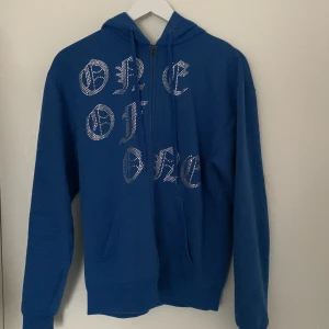 Oneofone hoodie  - Oneofone hoodie storlek S Inte använd på ett bra tag därför jag säljer den. Saknas en pärla men syns knappt 