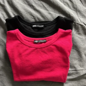T-shirts  - Säljer dessa två tröjor från zara i färgerna svart och röd. Dom är i ett fint skick och har inget slitage på sig. Storlek S på båda tröjorna. En tröja kostar 50 och två kostar 80 💗