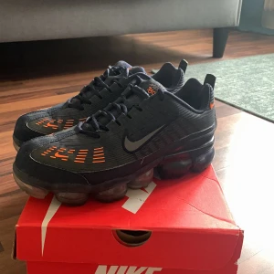 Nike vapormax 360 obsidian/orange - Storlek 42, skick 8/10 knappt använda, låda ingår, pris kan diskuteras