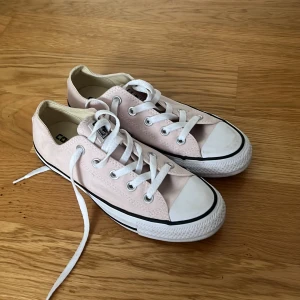 Converse - Säljer mina converse då de inte används pågrund av att de var försmå när jag köpte dem. De är endast testade och är alltså i väldigt bra skick.💕