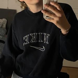 Nike sweatshirt  - Sweatshirt från Nike i marinblått. Storlek S men sitter mer som en XS💙