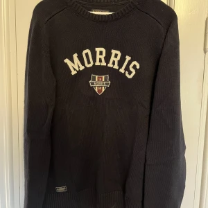 Morris stickad tröja - Mörkblå stickad tröja i storlek M. Något stor i storleken.  Sparsamts använd. Inga byten.