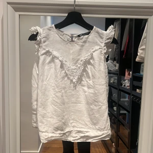 Zara spetströja - Söt tröja med lite detaljer! Bra skick!