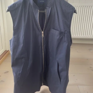 Väst från Eton - Blå väst från Eton. Inköpt förra året, oanvänd. 
