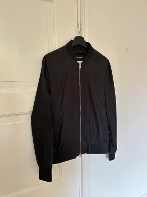 J.Lindeberg Vattentät light  Bomber - Storlek M, köpt av mig på Åhléns. Sparsamt använd. Tunn jacka! 