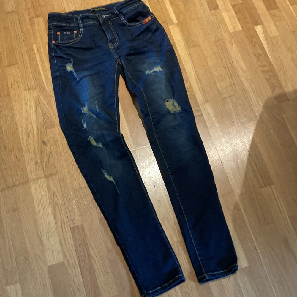 Mörkblå tunna stretch jeans med hål. Använda en gång men för små . Jeans & Byxor.