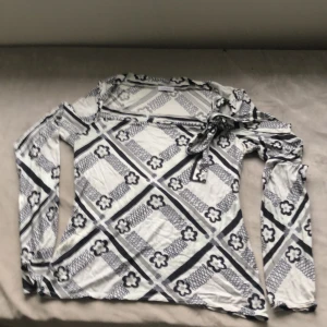 Fin tröja från cacharel - Säljer denna vintage cacharelle tröjan som min mamma köpte på 2000-talet för 1300. Den är i 100% silke och är en desingertröja🫶 den har ett band som man knyter till en rosett vid halsen