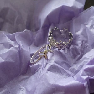 Ringar - 2 as snygga ringar i rostfritt material! Ringen med blommor på är också justerbar💕 55 kr styck eller båda för 90 Skriv gärna för prisförslag