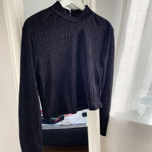 Topp med öppen rygg! - Snygg topp från HM i satinmaterial med öppen rygg! Aldrig använd!!