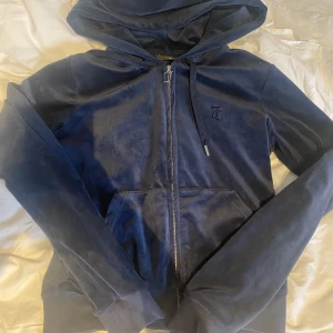 Juicy kofta - Säljer denna juicy kofta i storlek S i mörkblå💞 skriv om du är intresserad, om du vill köpa så kan jag aktivera funktionen ”köp nu” men skriv till mig först👌🏼