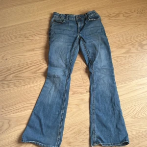 Mellanmidjade jeans👖 - Jag har växt ur de hår så jg säljer vidare de. Köpta för 400 men säljer för mycket billigare