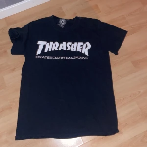 Svart trasher tröja med vit text - Svart trasher t-shirt med vit text. 