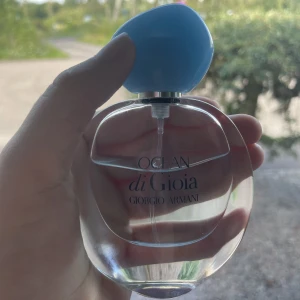 Fräsch parfym 🌊  - Jättegod parfym som är såå fräsch!! 🌊🌊 alldeles lagom i styrka 😍😍pris går alltid att diskutera 