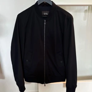 Oscar jacobson Jacka - Helt ny jacka från Ocsar Jacobson, aldrig använd. Nypris 2700kr. Skriv vid frågor eller funderingar.