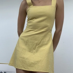 Gul linneklänning - Söt gul linneklänning, storlek S, från Seven/Seven. 💛
