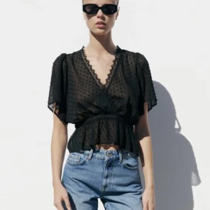 Zara blus - säljer min svarta zara blus som är slutsåld, endast använd 1 gång💓