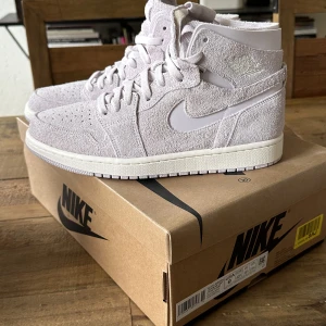 Skor - Feta ZOOM jordans i storlek 40,5. Aldrig använda, köpta ifrån Zalando. Säljs för 1300kr + frakt. Skriv till mig vid köp och frågor. 