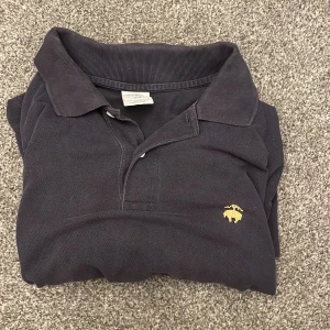 Pike - Säljer denna piken eftersom jag inte använder den längre. Den är i gott skick och är perfekt nu inför hösten. Märket är brooks brothers och är köpt för 600 kr mitt pris är 125 kr