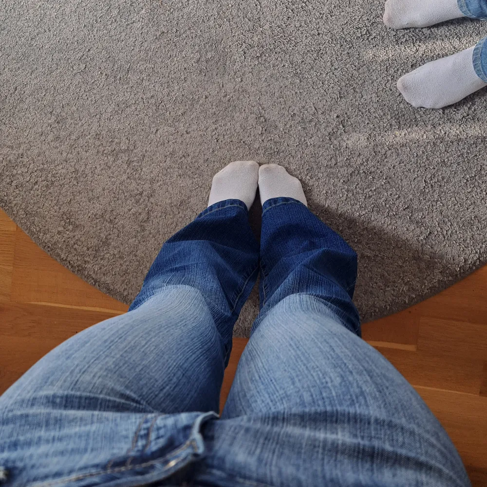 Säljer ett par super snygga lågmidjade dragon king jeans som jag aldrig har använt. Midja: 35 cm. Innerbenslängden: 82 cm. Säljer på grund av att jag tycker det är lite försmå i midjan på mig💗. Jeans & Byxor.