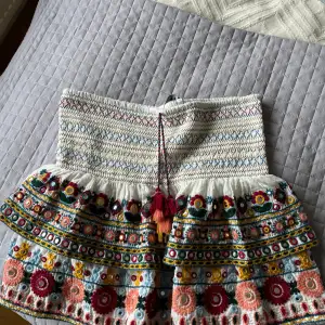 Säljer denna slutsålda kjol ifrån zara. Den är endast testad lappen är inte kvar för att vi skulle utomlands och trodde jag skulle använda den därav ingen lapp kvar. Men den användes inte. Är som sprillans ny. Finns inte länge att köpa. 