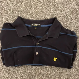 Lyle & scott pike - Jag säljer denna vintage lyle&scott piken eftersom jag inte använder den och för att den har vblivit för tajt på mig. Den är i väldigt bra skick. Orginal prister är 350 kr men jag säljer den endast för 100 kr