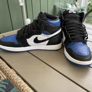 Jordan 1 Royal Toe - Fina Jordan 1s i bra skick! Säljer dom då jag inte använder dom längre. Värdet ligger på ca 4000 som nya. 