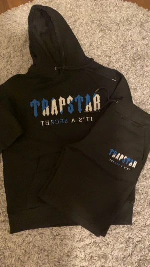 Trapstar tracksuit  - Äkta trapstar tracksuit med shorts. Tröjan perfekt nu inför kallare tider sen blir den komplett med shortsen på sommaren. Kan gå ner lite i pris om man kommer och hämtar så snabbt som möjligt. 