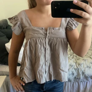 Grå/beige blus från Zara - Finaste blusen från Zara🩷🩷Strl S men passar även mig som är M-L!🩷🩷 