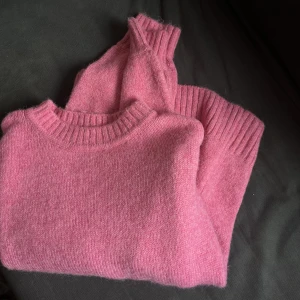 Stickad tröja  - Säljer denna super fina stickade tröjan. Köpt på cubus, storlek 158/164