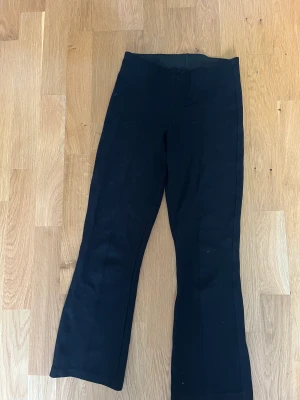 Kostymbyxor  - Säljer dessa sjukt snygga svarta kostymbyxorna. Tyvärr är de för korta på mig som är 1,64. Köpte dessa på gina tricot, storlek Xs. 💕💕