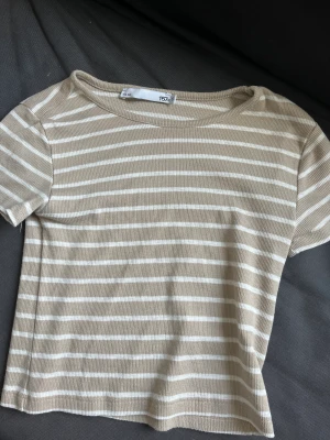 T-shirt - Säljer denna randiga t-shirten. Köpt på Lager 157, storlek Xs💕💕