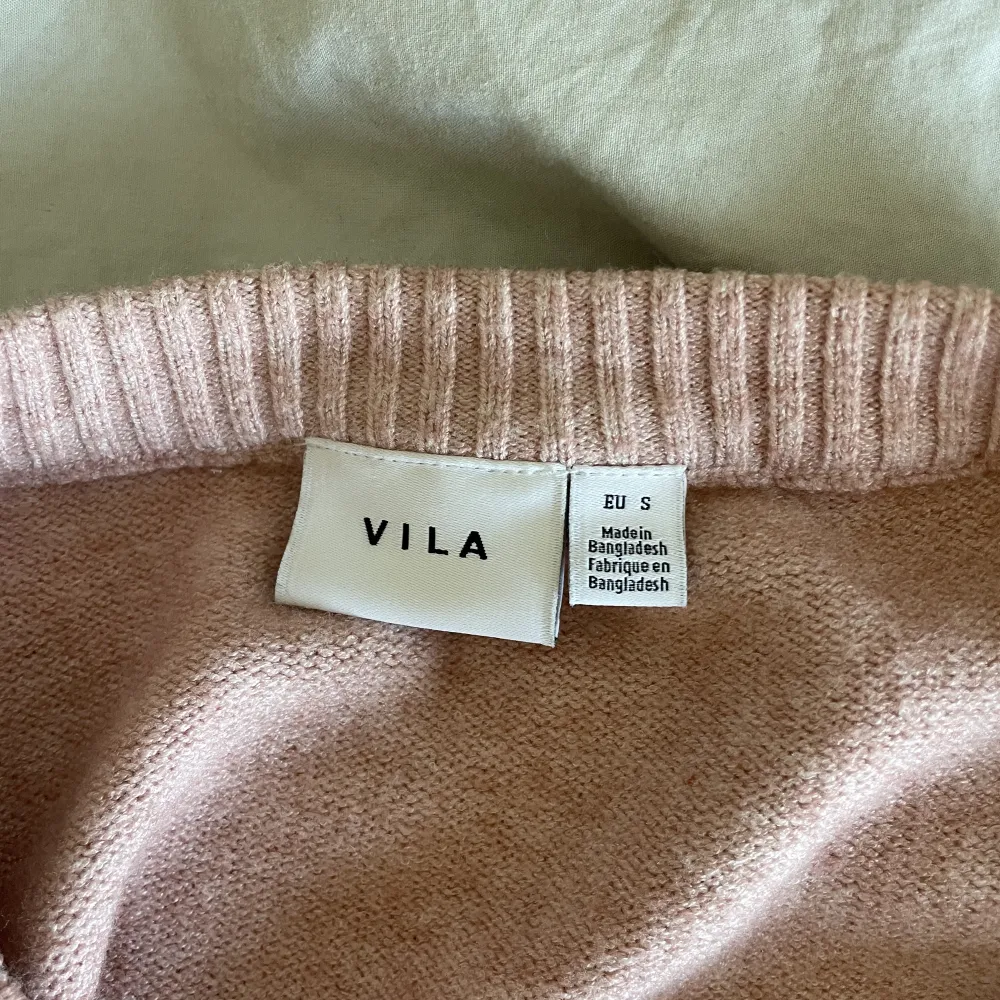 Hej! Säljer en ljusrosa stickad tröja från Vila i storlek S. Knappt använd, väldigt skön. Nypris 329kr, jag säljer för 139kr+frakt💕💕. Stickat.
