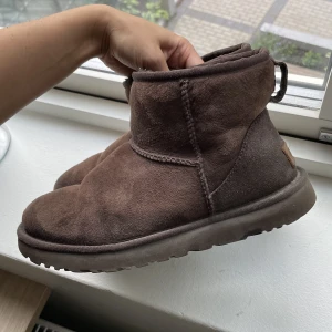 Mörkbruna UGG - Mörkbruna uggs, använda men fortfarande fina! Därav priset 400kr storlek 39 (Går ju att putsa upp med mockaborste och tvätt)