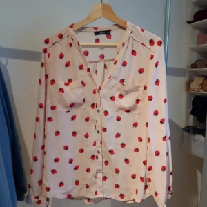 Blus! - En ljusråsa blus med små röda jordgubbar lite över allt. Super fin och super somrig♡den är använd 1 gång men är i super bra skick♡♡