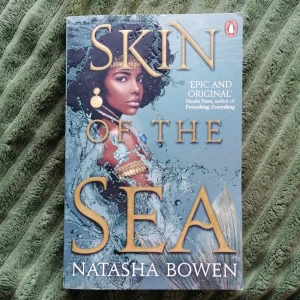 Skin of the sea - Oläst, nytt skick, skriven på engelska! 