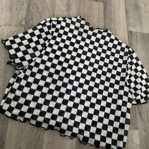 Topp - Snygg topp som tyvärr är för stor för mig, är i mesh/genomskinligt tyg🌸