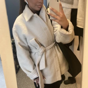 Jacka - Endast använd 2-3ggr, storlek 36. Inga defekter, köpt från nakd. Köparen står för frakten, skriv priv för fler bilder!☺️🤍