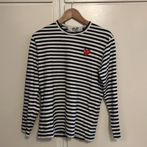 comme des garcons longsleeve - En knappt använd comme des garcons tröja storlek M, den sitter dock lite mindre samt att den kan krympa i tvätt. Köpt 2022 på Paul and friends i NK