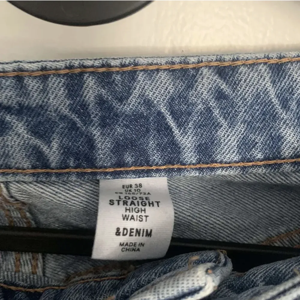 Säljer dessa jeansen från h&m. Raka i modellen. Storlek 38. . Jeans & Byxor.