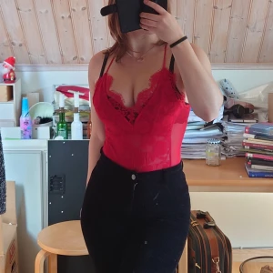 Spets bodysuit - Jättesnygg bodysuit, kan användas för sig själv eller stylas med annat som på bilden❤️‍🔥