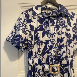 Klänning - Vacker klänning från Zara med skärp i midjan. Använd en gång. 💙