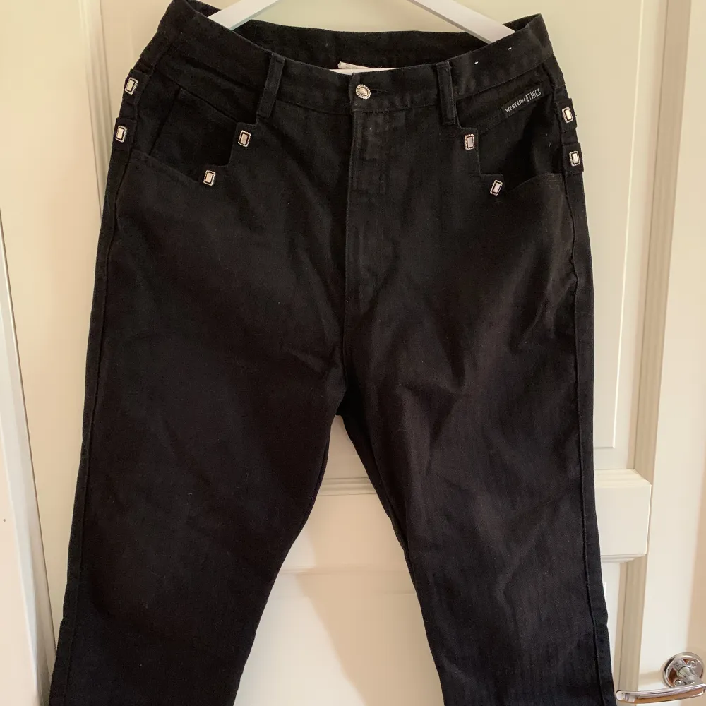 Säljer ett par svarta byxor med silver detaljer. Fint skick utan defekter, 250kr+frakt storlek 30/30. Jeans & Byxor.