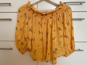 Hollister singoallablus med öppen rygg storlek XS - Hollister singoallablus med öppen rygg storlek XS. Viskos. Perfekt skick!