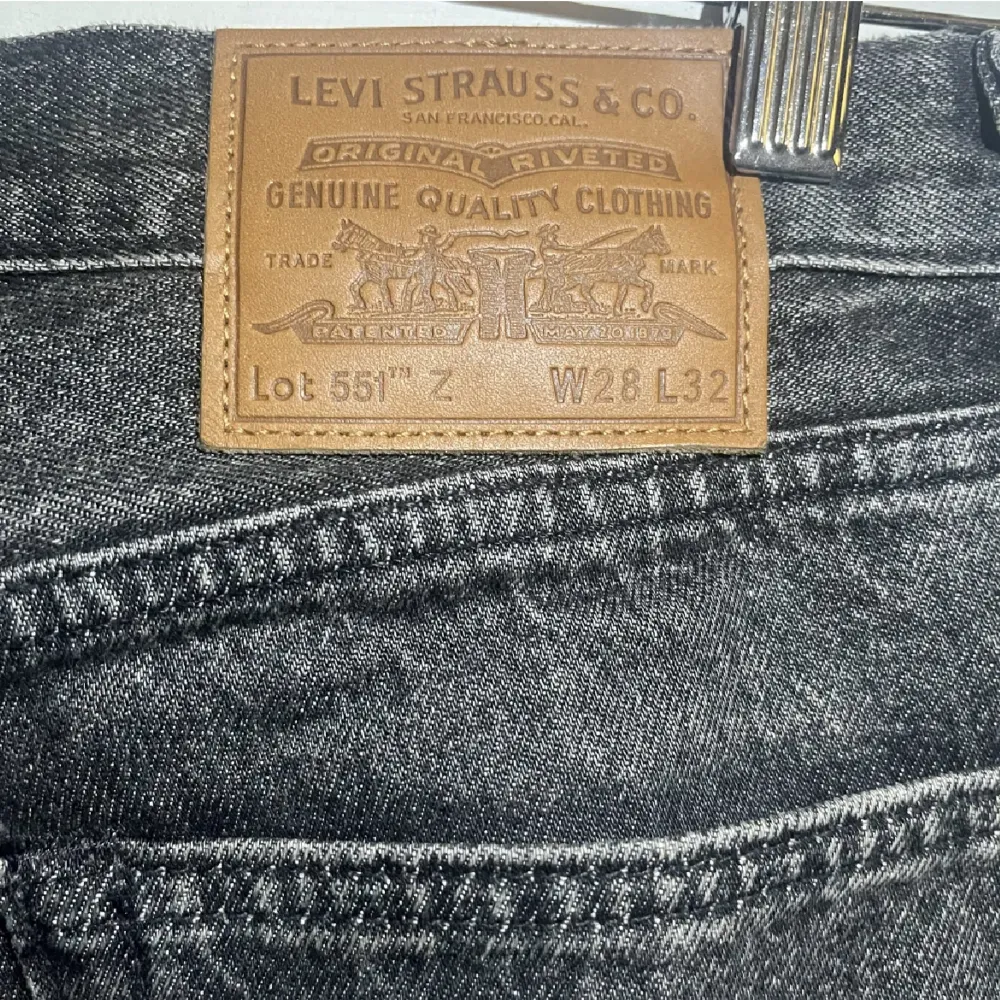 Helt nya Levis jeans. Säljes eftersom jag fick två av samma byxa i present. Straight fit Low waist 28/32  . Jeans & Byxor.