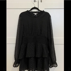 Trendig glitter klänning  - Svart trendig glitter klänning från Ginatricot och är i nyskick! 💝 (Prislapp kvar)