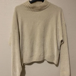 Stickad tröja - Skitmysig tröja från New yorker som bara ligger i garderoben. Knappt använd så nyskick.