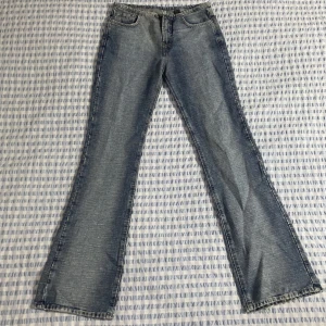 Jeans - Snygga vintage utsvängda jeans, låg/mid midja i perfekt skick 💗midjan tvärs över är 38 cm och innerbenslängden är 87 cm. Dom är utsvängda och låg /mer mid som modell!