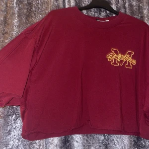 Kort tshirt  - Hejj, jag säljer den här korta t-shirten❤️ hör av er innan ni vill köpa! 