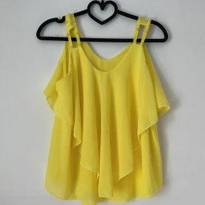 Gul topp - Gul topp köpt från spanien och aldrig använt!💛 den är onesize så uppskattar att den passar S/M!